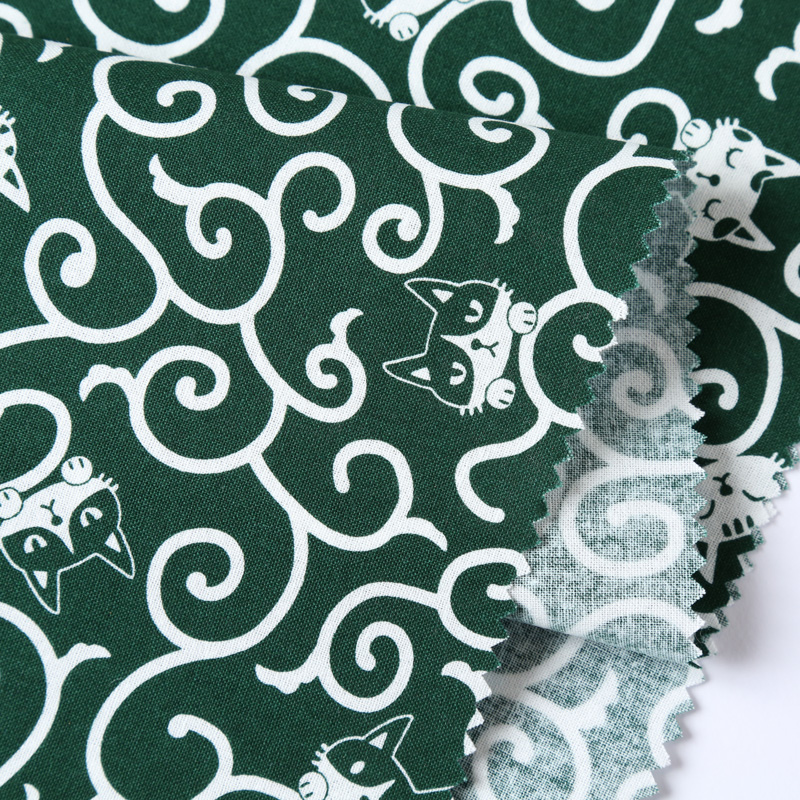 和風柄 民芸シリーズ 2000-77 シーチング生地に猫(動物)や唐草文様が描かれております / Japanese pattern folk art series 2000-77 Cats (animals) and arabesque patterns are drawn on the sheeting fabric.