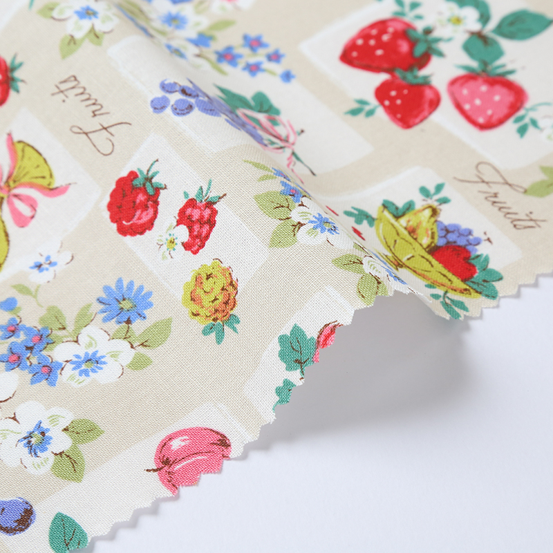 果物柄 2800-4 シーチング生地に果物と花柄が描かれています / Fruit pattern 2800-4 Fruit and floral patterns are drawn on the sheeting fabric.