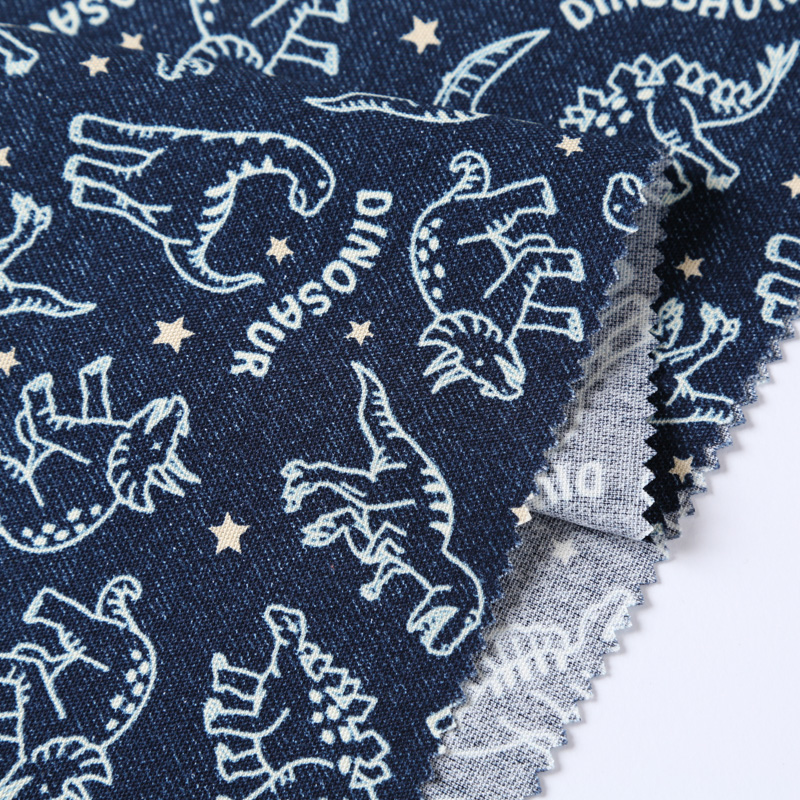 デニム調プリント 4900-6 オックス生地に星や恐竜が描かれています / Denim-like print 4900-6 Stars and dinosaurs are drawn on the oxford fabric.