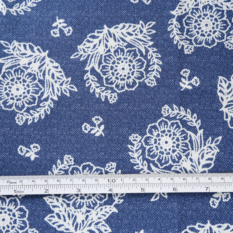 デニム調プリント 4900-8 風合いのあるオックス生地に花柄が描かれています / Denim-like print 4900-8 A floral  pattern is drawn on a textured Oxford cloth.