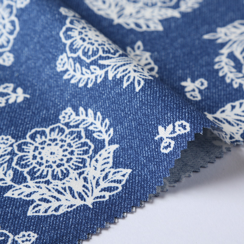 デニム調プリント 4900-8 風合いのあるオックス生地に花柄が描かれています / Denim-like print 4900-8 A floral  pattern is drawn on a textured Oxford cloth.