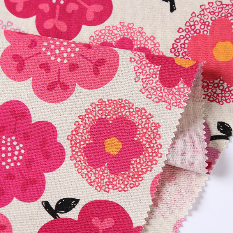 綿麻キャンバスプリント 5100-31 綿麻キャンバス生地に花柄が描かれています / Cotton linen canvas print 5100-31 A floral pattern is drawn on cotton linen canvas fabric.