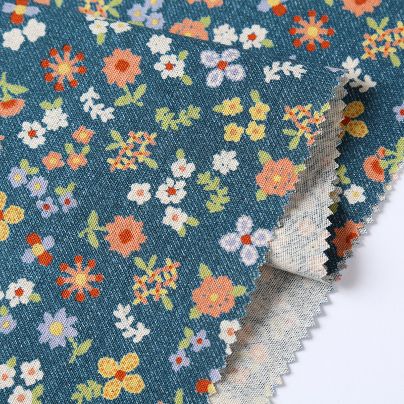 綿麻キャンバスプリント 5300-201 生地に彩り豊かな花柄が描かれています / Cotton linen canvas print 5300-201 A colorful floral pattern is drawn on the fabric.