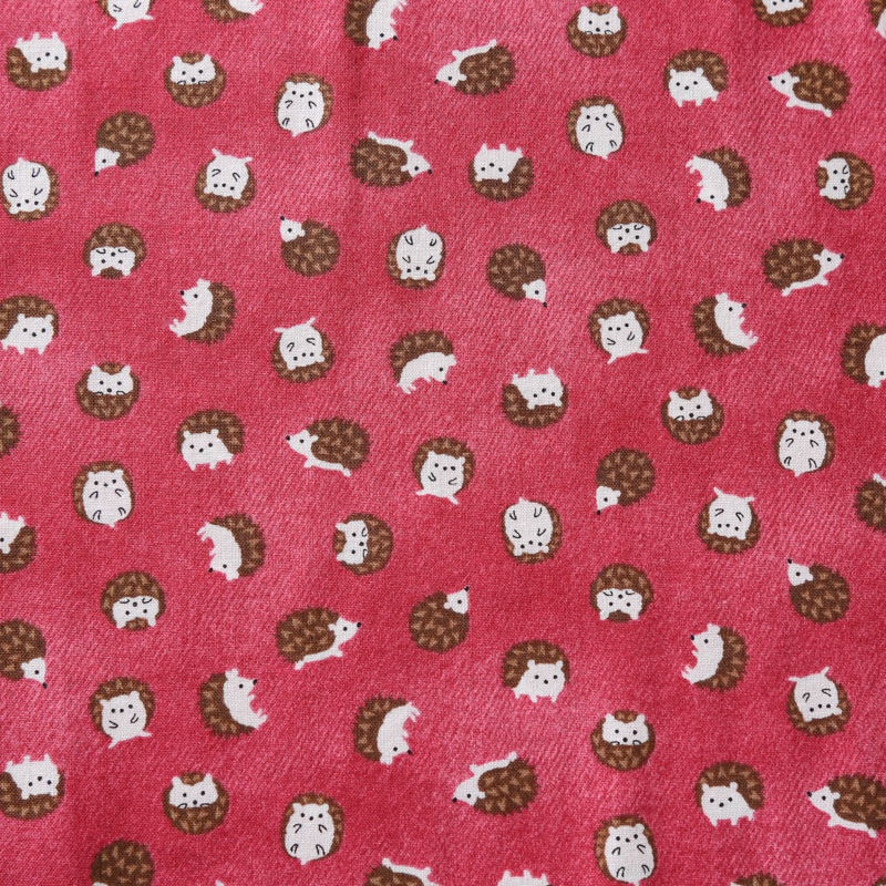 小花柄 8850-504 スケアー生地に小柄のハリネズミ(動物)が描かれています / Small floral pattern 8850-504 A  small hedgehog (animal) is drawn on the scare fabric.