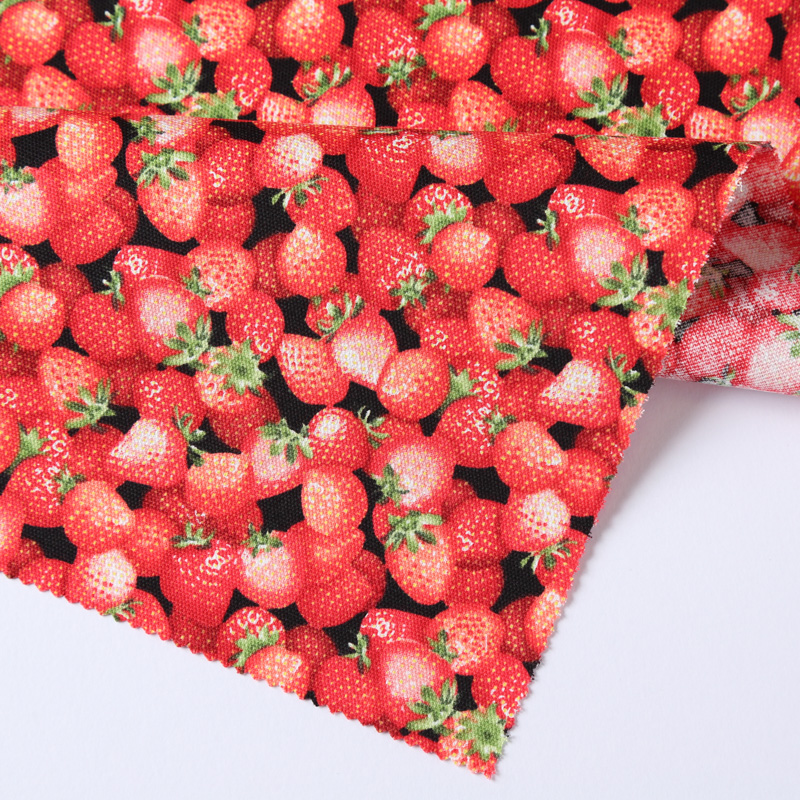 果物柄 13100-20 オックス生地に小柄のいちご(果物)が描かれています / Fruit pattern 13100-20 A small strawberry (fruit) is drawn on the Ox fabric.