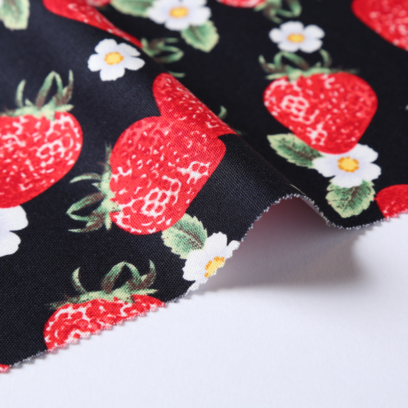 ナカ貿易株式会社 Naka Trading Co., Ltd. 果物柄 16800-12 オックス生地に大柄のいちご(果物)が描かれています  Fruit pattern 16800-12 A large strawberry (fruit) is drawn on the Ox  fabric.