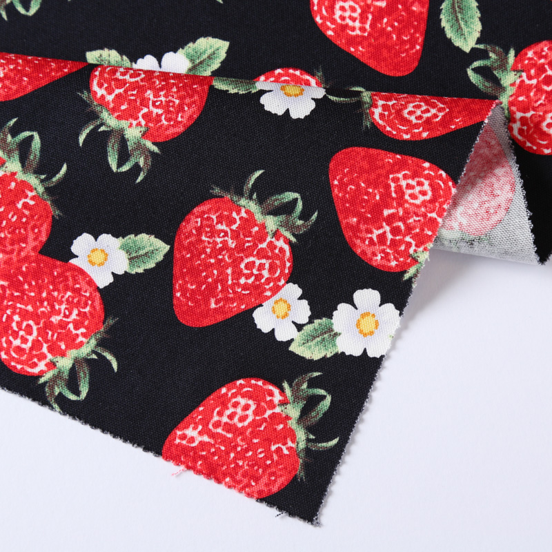果物柄 16800-12 オックス生地に大柄のいちご(果物)が描かれています / Fruit pattern 16800-12 A large strawberry (fruit) is drawn on the Ox fabric.