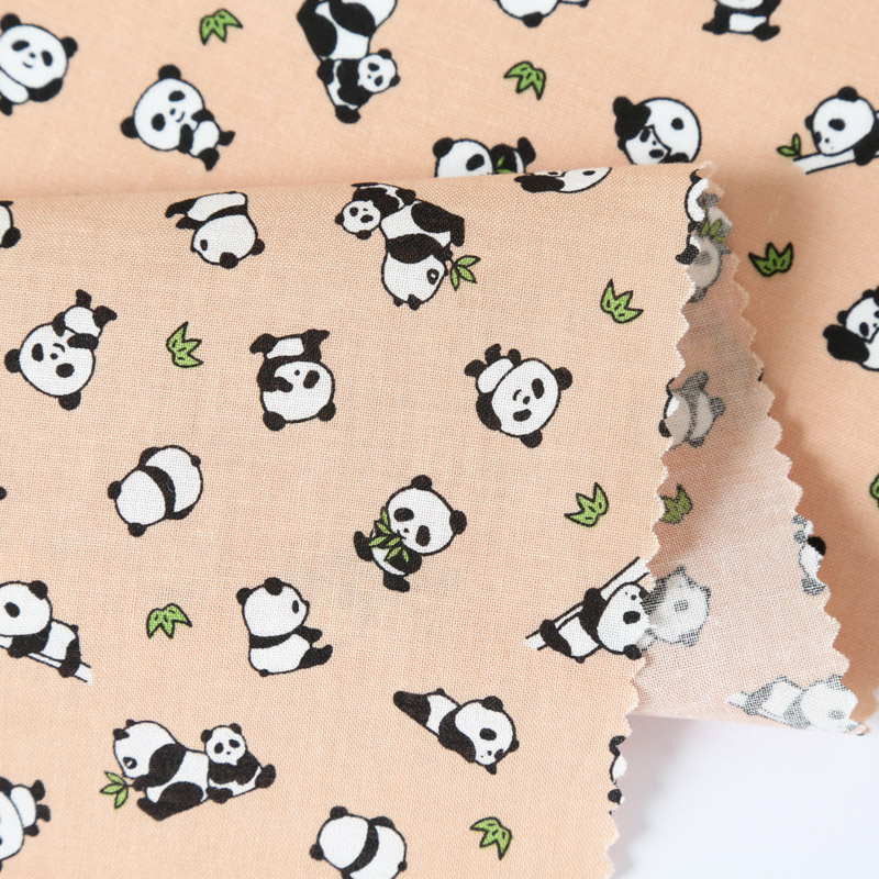 動物  8450-601 スケアー生地に小柄のパンダが描かれております / Animals 8450-601 Small panda on scare fabric