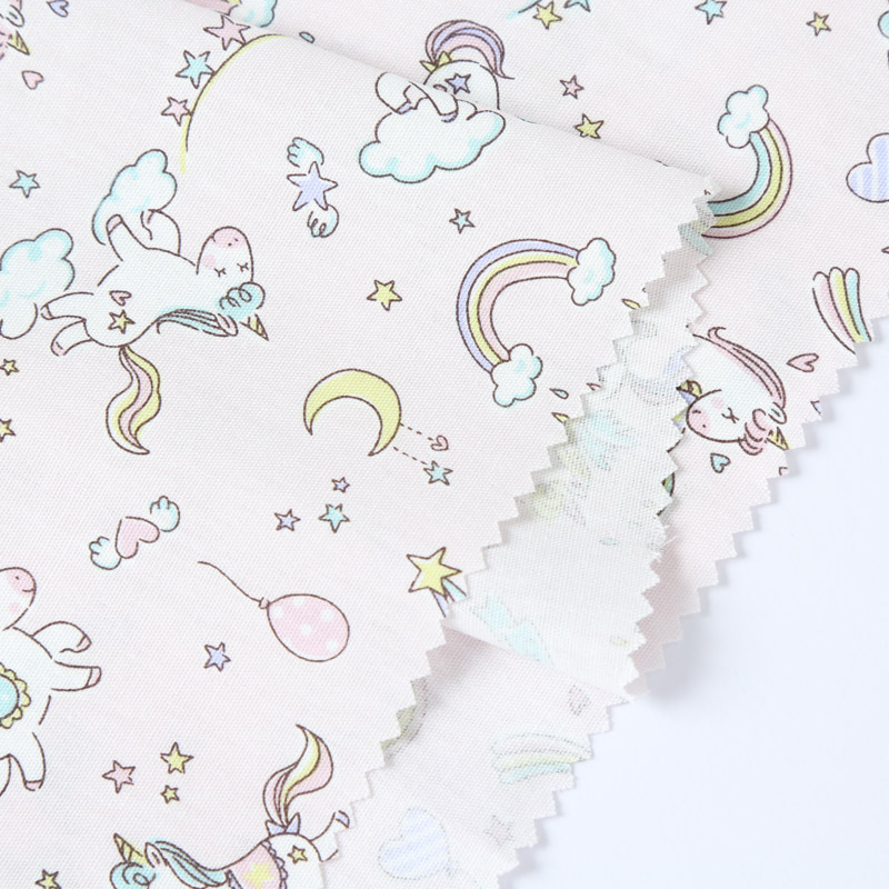 子供  3200-2 CBポプリン生地に虹やユニコーンが描かれております/Child 3200-2 CB poplin fabric with rainbows and unicorns